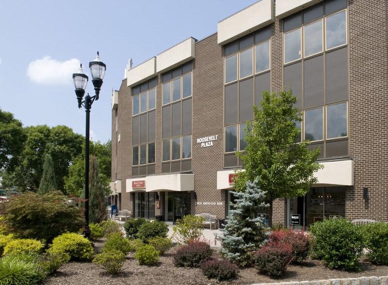 2 W Northfield Rd, Livingston, NJ à louer - Photo de l’immeuble – Image 2 sur 13