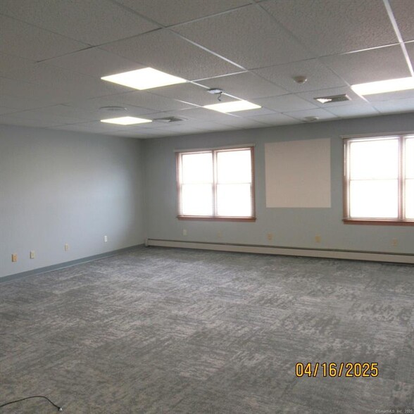 985 Farmington Ave, Bristol, CT à louer - Photo de l’immeuble – Image 2 sur 9