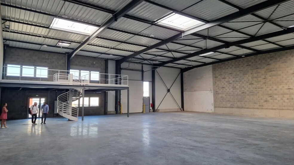 Local d’activités dans Saint-Priest à louer - Photo intérieure – Image 3 sur 18