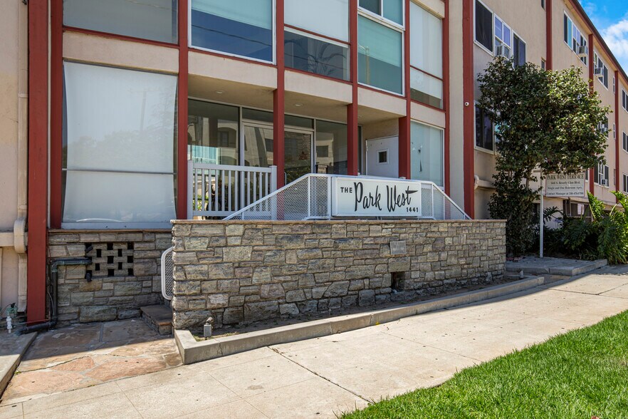 1441 S Beverly Glen Blvd, Los Angeles, CA à vendre - Photo de l’immeuble – Image 2 sur 18