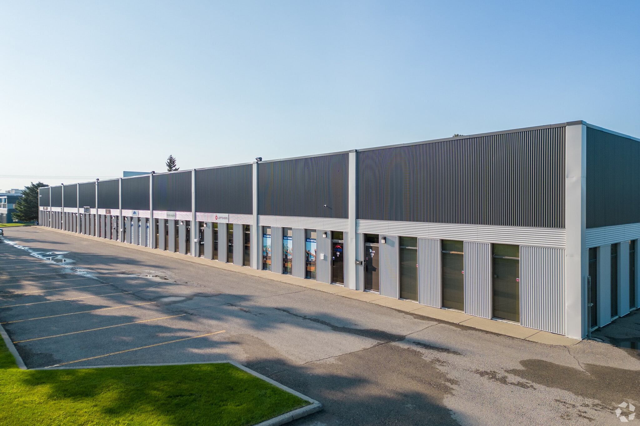 1925 39th Ave NE, Calgary, AB à louer Photo de l’immeuble– Image 1 sur 8