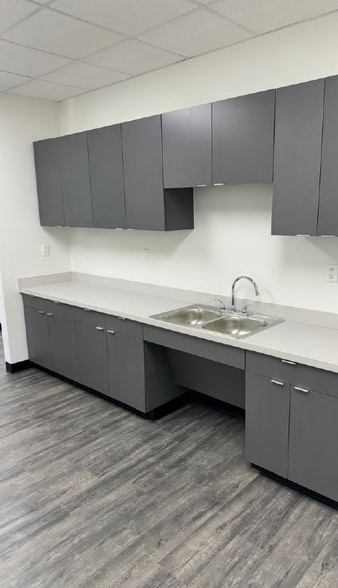 2323 S Houston Ave, Humble, TX à vendre - Photo intérieure – Image 3 sur 4