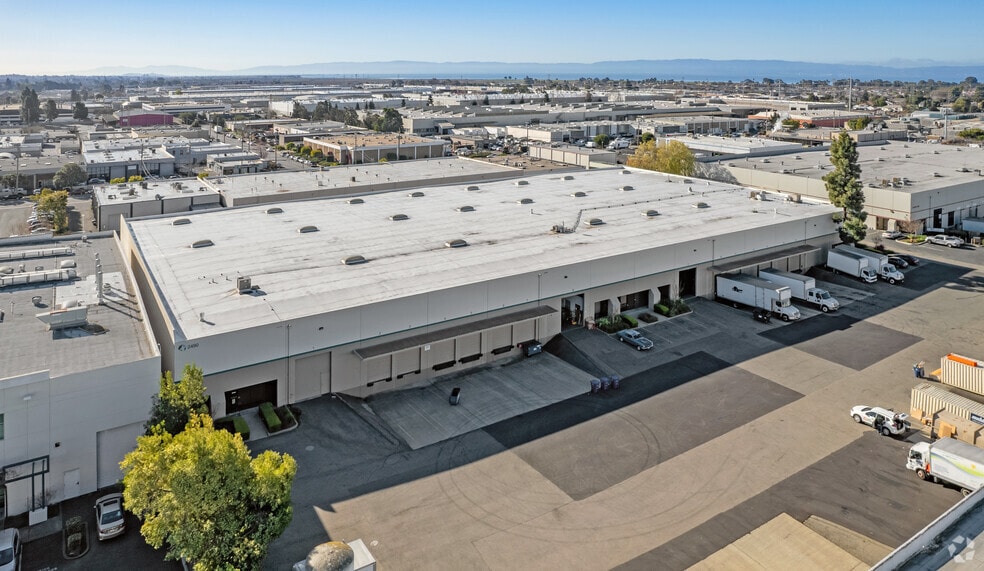 2446-2476 Verna Ct, San Leandro, CA à louer - Photo principale – Image 2 sur 2