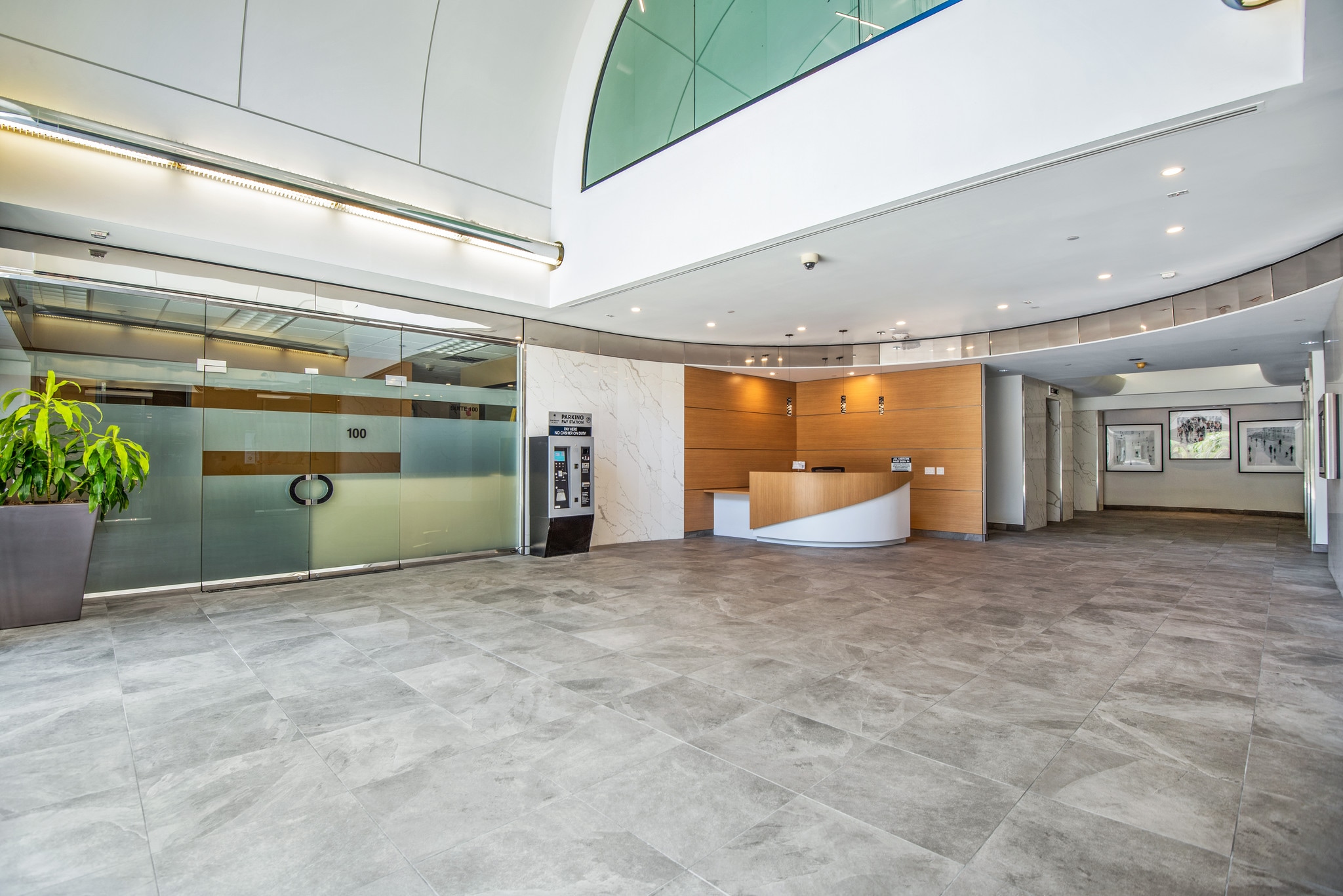 15400 Sherman Way, Van Nuys, CA à louer Photo principale– Image 1 sur 5