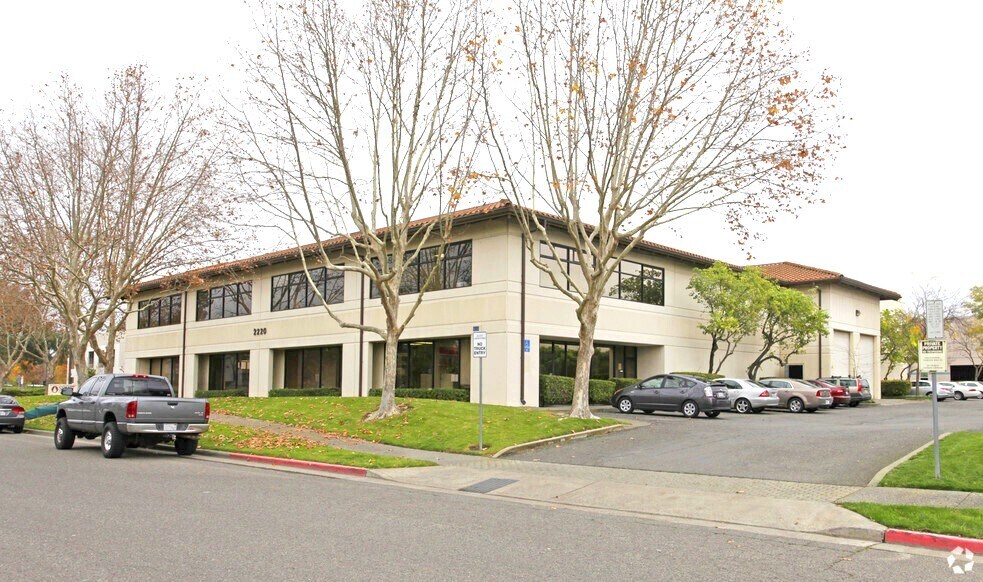 2220 Pine View Way, Petaluma, CA à louer - Photo de l’immeuble – Image 2 sur 2