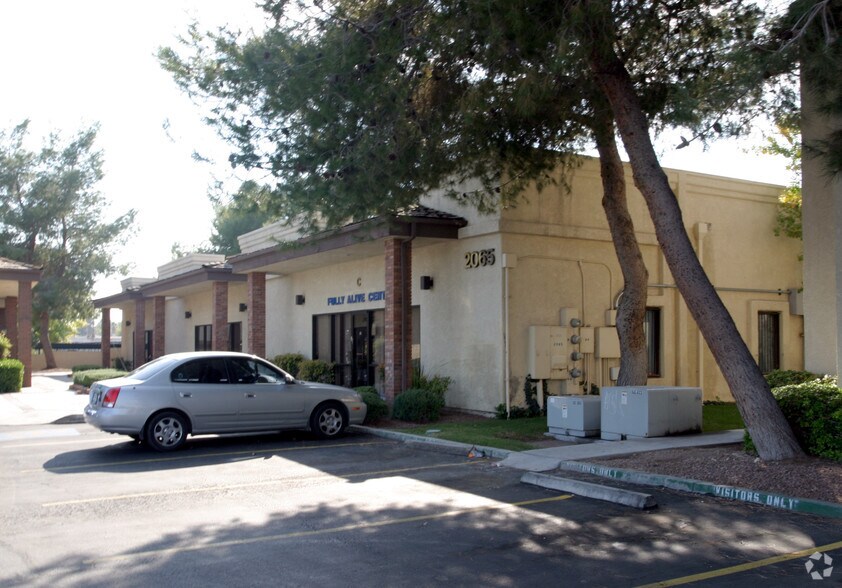 2065 E Sahara Ave, Las Vegas, NV à louer - Photo de l’immeuble – Image 2 sur 6