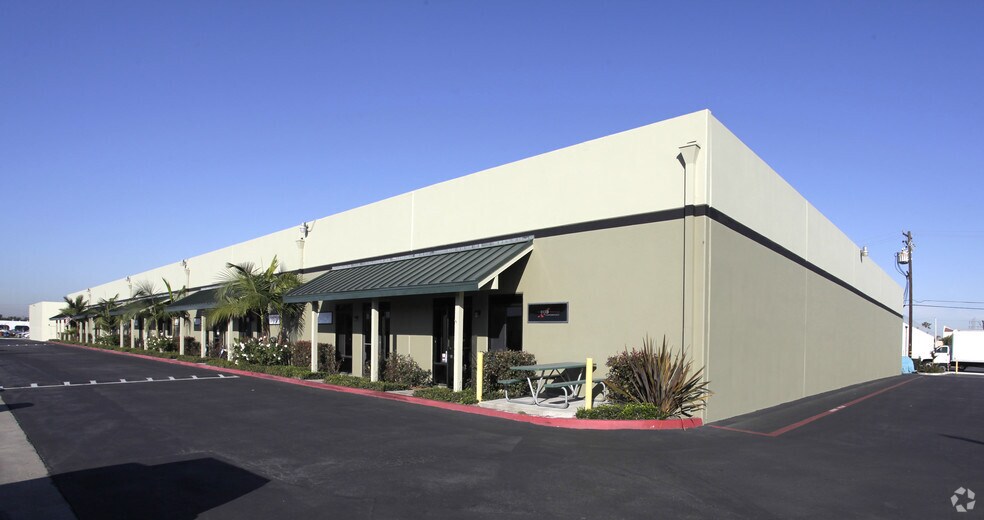 16182 Gothard St, Huntington Beach, CA à louer - Photo de l’immeuble – Image 3 sur 5