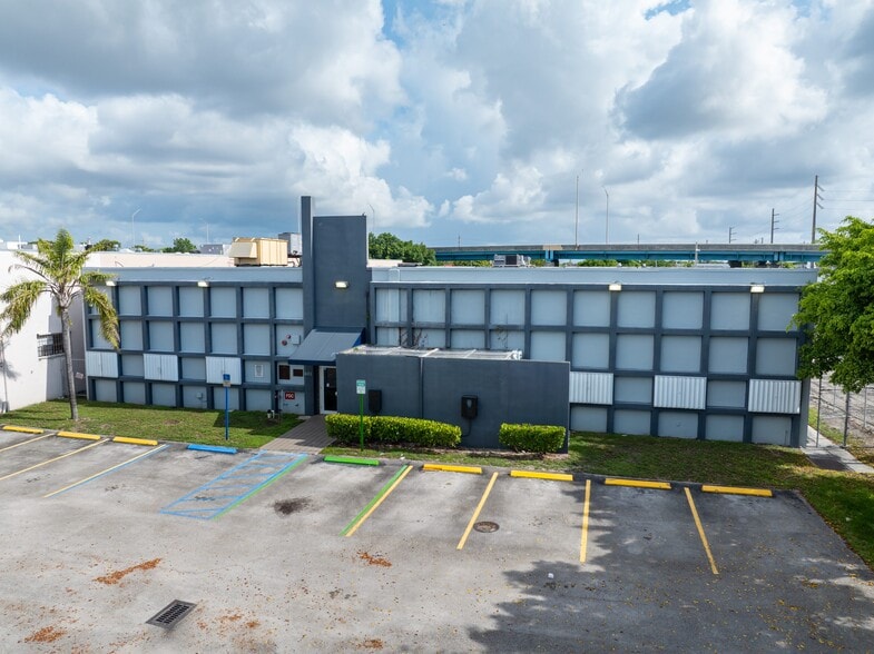 601 W 20th St, Hialeah, FL à louer - Photo de l’immeuble – Image 2 sur 20