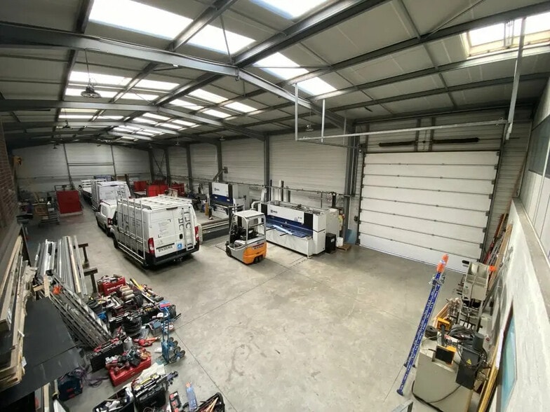 Local d’activités dans Mios à louer - Photo intérieure – Image 1 sur 12