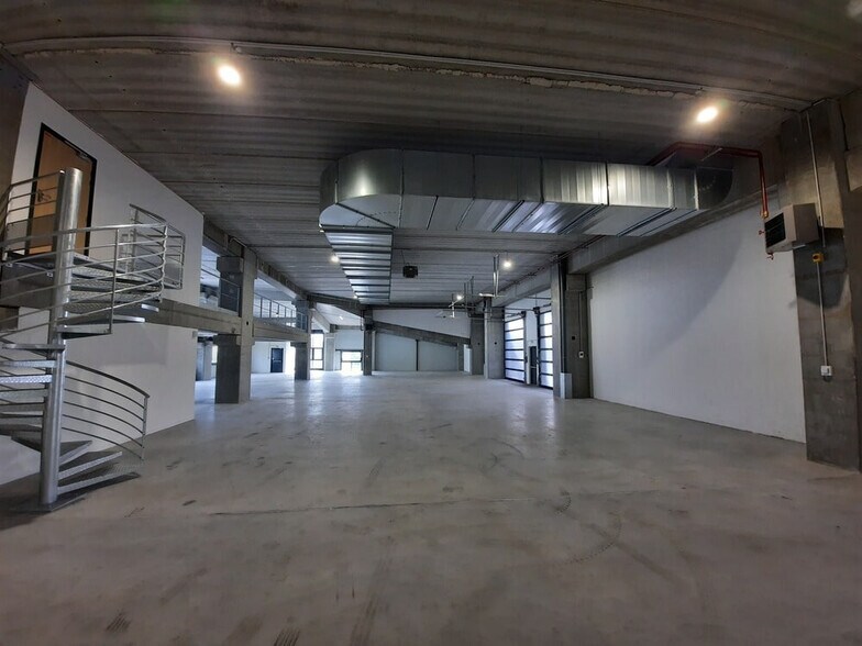 Local d’activités dans Colombes à louer - Photo de l’immeuble – Image 1 sur 5