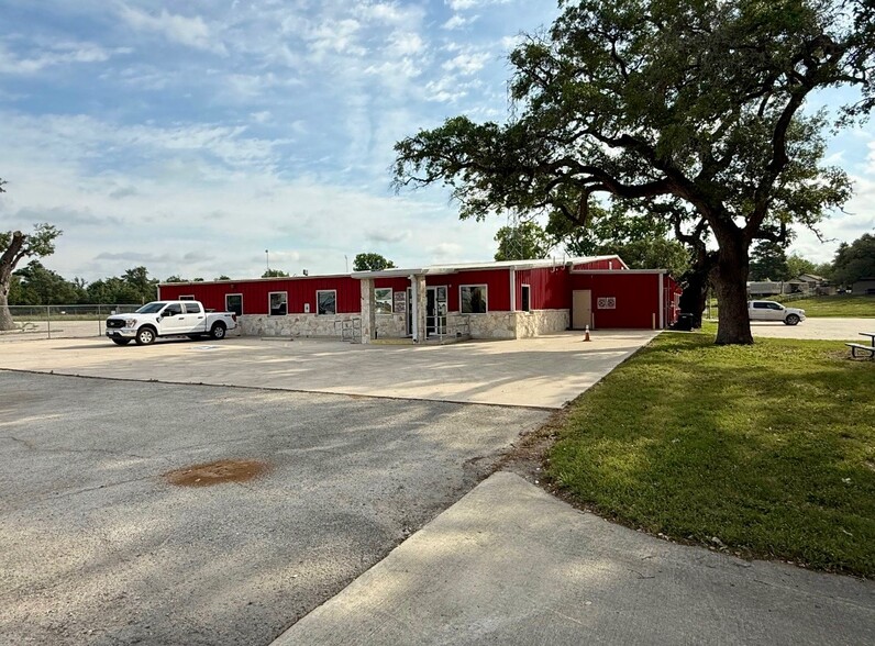 1200 Bensdale Rd, Pleasanton, TX à vendre - Photo de l’immeuble – Image 1 sur 13
