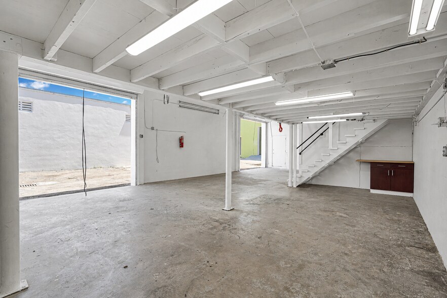 7525 NE 3rd Pl, Miami, FL à louer - Photo de l’immeuble – Image 2 sur 5