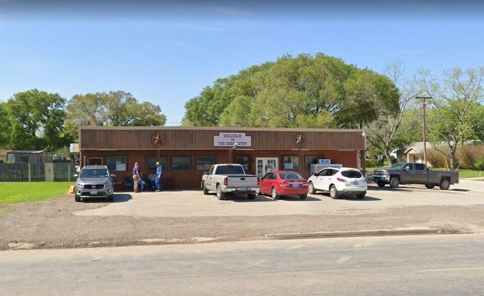 1102 W. North St, Louise, TX à vendre - Photo principale – Image 1 sur 10