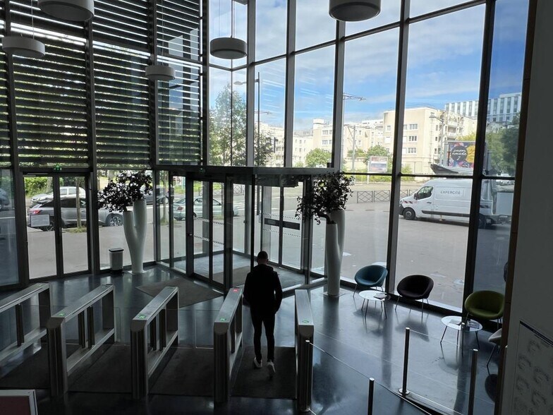 15 Avenue Du Centre, Guyancourt à louer - Photo de l’immeuble – Image 3 sur 15