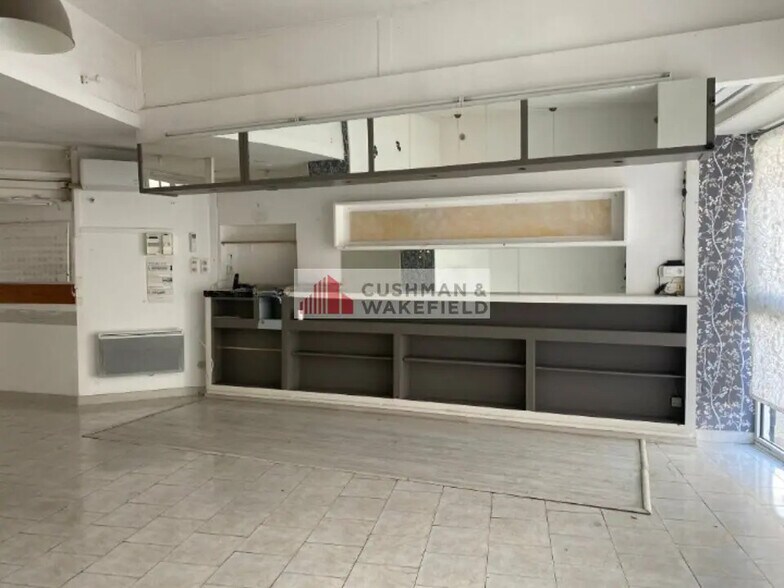 Local commercial dans Nîmes à louer - Photo de l’immeuble – Image 1 sur 2
