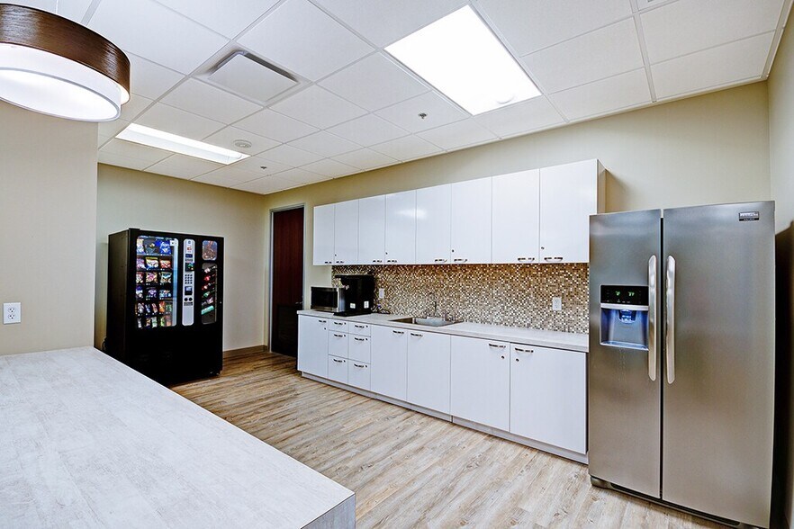 5900 S Lake Forest Dr, McKinney, TX à louer - Photo de l’immeuble – Image 2 sur 5