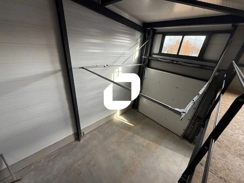 Local d’activités dans Ennery à louer - Photo de l’immeuble – Image 1 sur 16