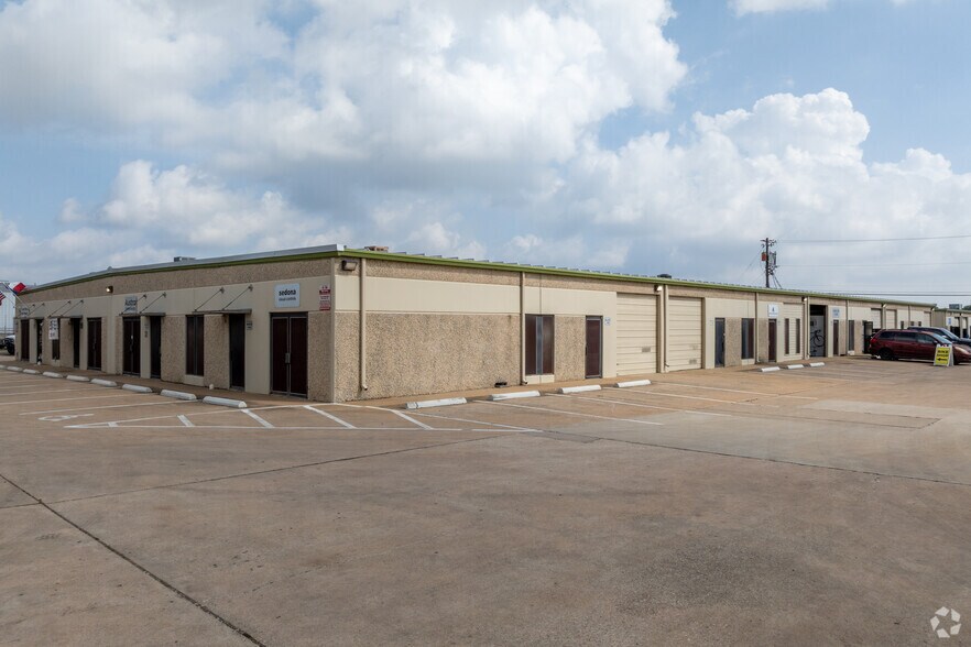5214 Burleson Rd, Austin, TX à louer - Photo de l’immeuble – Image 1 sur 18
