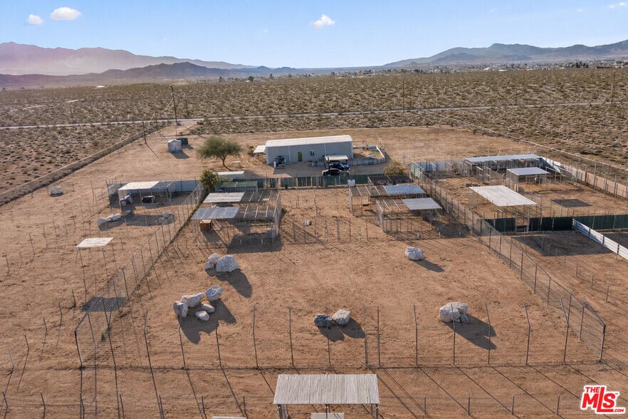9025 Camp Rock rd, Lucerne Valley, CA à vendre - Photo de l’immeuble – Image 2 sur 44