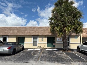 4831-4837 NE 11th Ave, Oakland Park, FL à louer Photo de l’immeuble– Image 1 sur 14