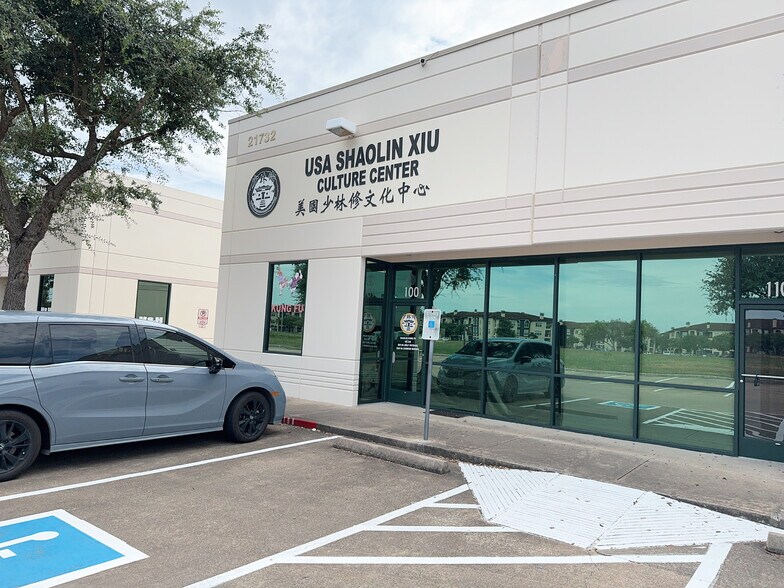 21732 Provincial Blvd, Katy, TX à vendre - Photo de l’immeuble – Image 3 sur 9