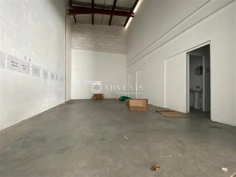 Local d’activités dans Quincy-Voisins à louer - Photo de l’immeuble – Image 3 sur 8