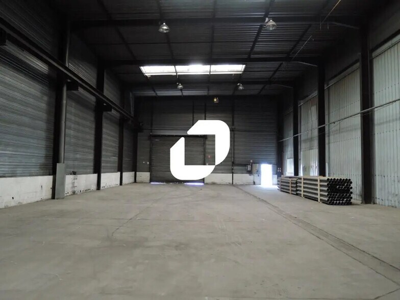 Local d’activités dans Ozoir-la-Ferrière à louer - Photo de l’immeuble – Image 3 sur 8