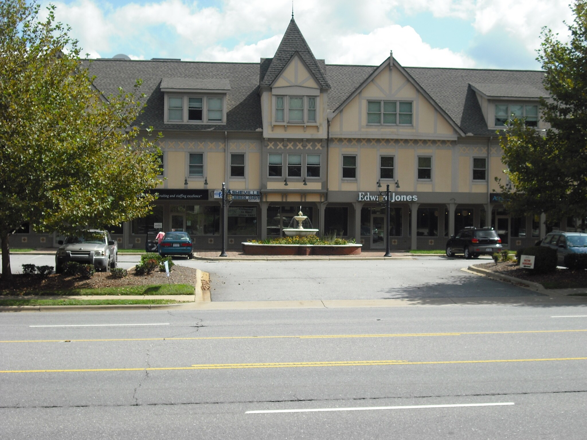 900 Hendersonville Rd, Asheville, NC à louer Photo principale– Image 1 sur 3