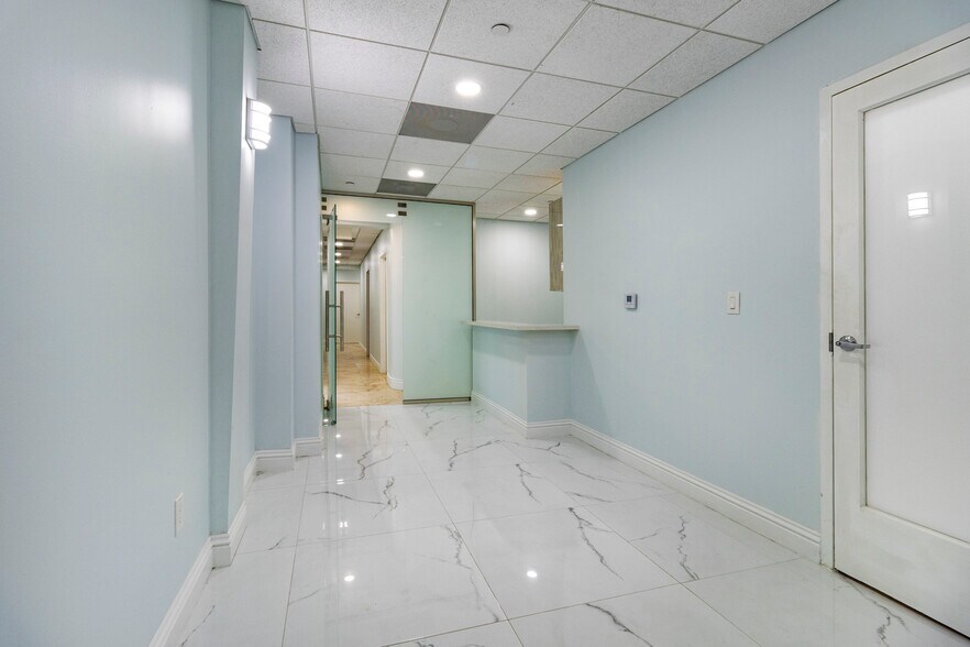 6141 Sunset Dr, South Miami, FL à louer - Photo de l’immeuble – Image 3 sur 28