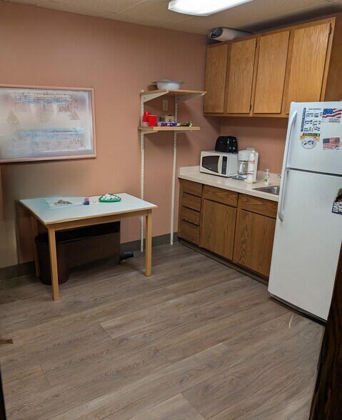 10701 W Lincoln Ave, Milwaukee, WI à louer - Photo de l’immeuble – Image 3 sur 7