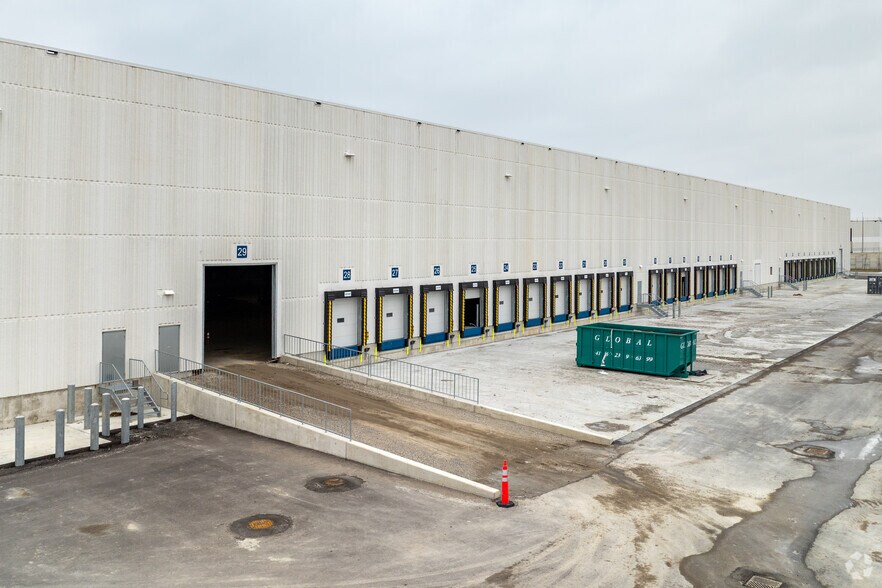 351 New Enterprise Way, Vaughan, ON à louer - Photo de l’immeuble – Image 2 sur 3