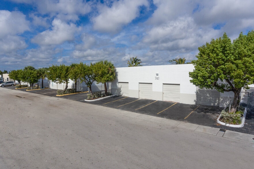 721-741 NE 42nd St, Deerfield Beach, FL à vendre - Photo principale – Image 1 sur 5