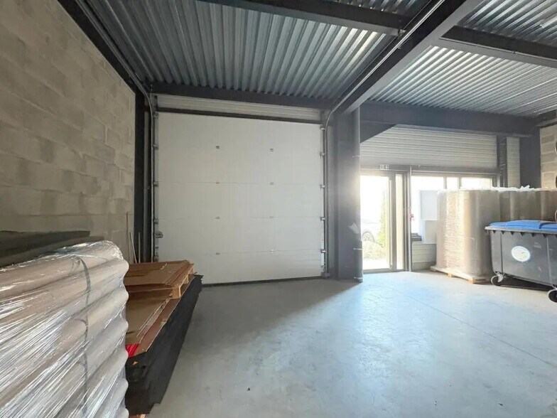 Local d’activités dans Poissy à louer - Photo de l’immeuble – Image 3 sur 7