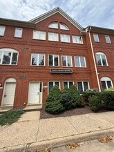 297-299 Herndon Pky, Herndon, VA à louer Photo de l’immeuble– Image 1 sur 10