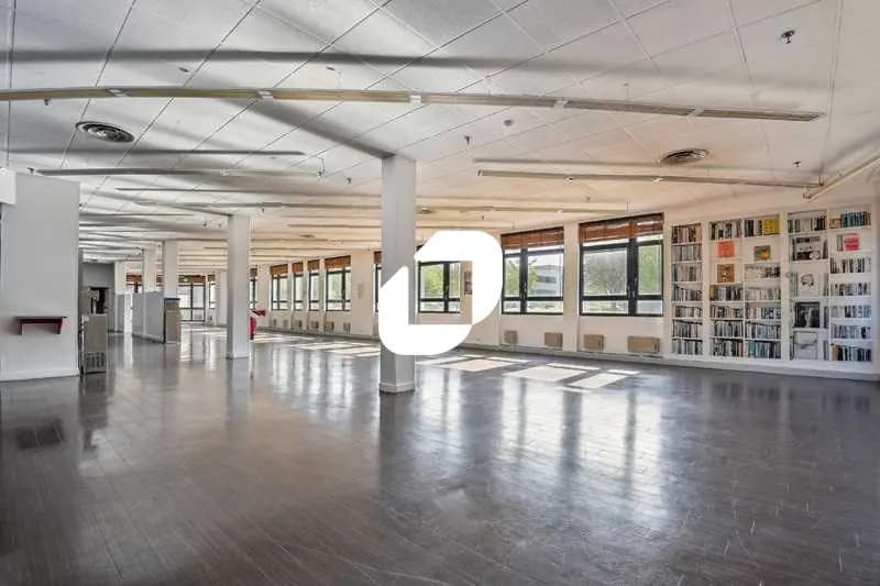 Local commercial dans Évry-Courcouronnes à louer - Photo de l’immeuble – Image 3 sur 14