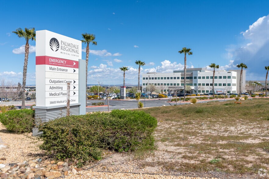 38660 Medical Center Dr, Palmdale, CA à louer - Photo de l’immeuble – Image 2 sur 7