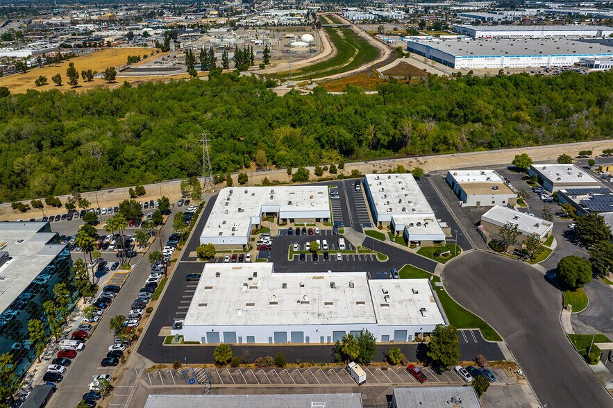 Empire Circle Industrial Park portefeuille de 3 biens à vendre sur LoopNet.fr - Photo de l’immeuble – Image 2 sur 13