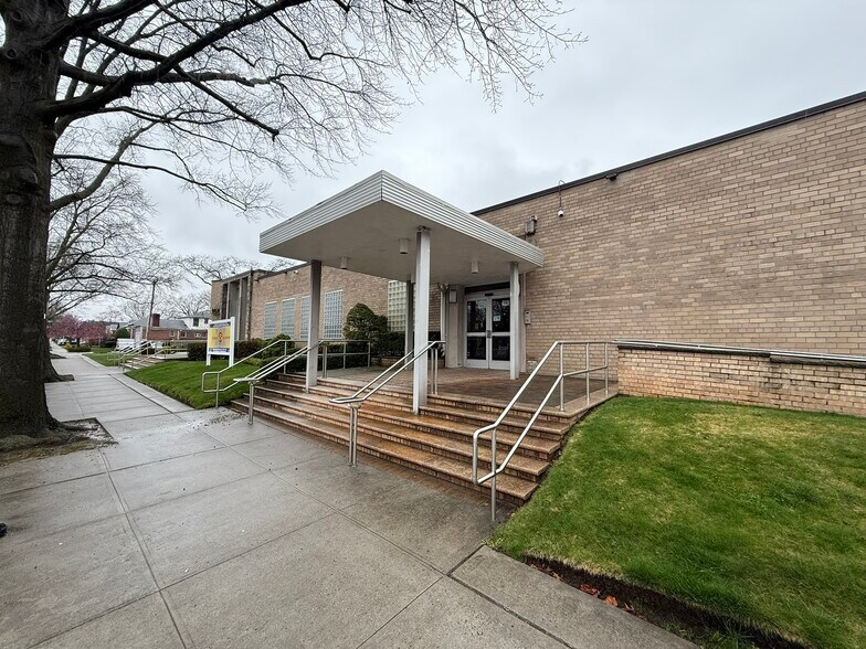 7164 168th St, Fresh Meadows, NY à louer - Photo de l’immeuble – Image 2 sur 6