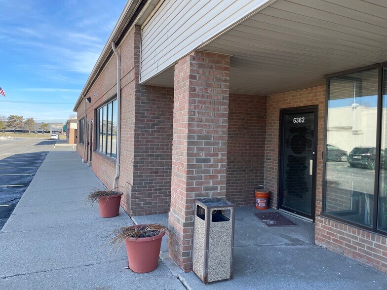 6388 E 14 Mile Rd, Warren, MI à louer - Photo de l’immeuble – Image 2 sur 6