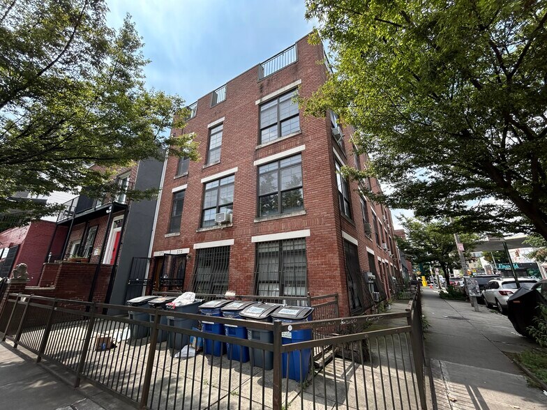 236 Evergreen Ave, Brooklyn, NY à vendre - Photo principale – Image 1 sur 1