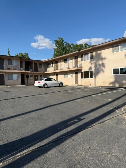 1700 Lincoln St, Bakersfield, CA à vendre - Photo de l’immeuble – Image 2 sur 28
