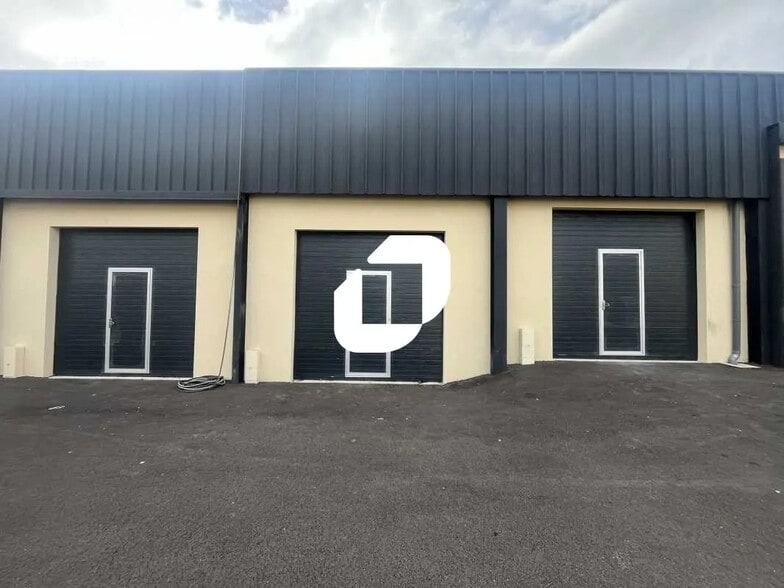 Local d’activités dans Saint-Chéron à louer - Photo de l’immeuble – Image 1 sur 6