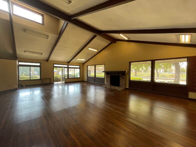 2482 Newport Blvd, Costa Mesa, CA à louer - Photo de l’immeuble – Image 3 sur 12