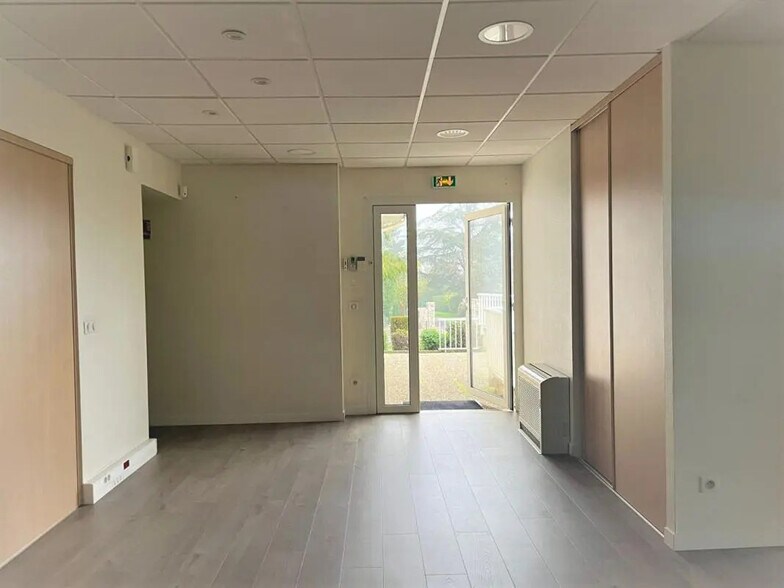 Bureau dans École-Valentin à louer - Photo de l’immeuble – Image 2 sur 9