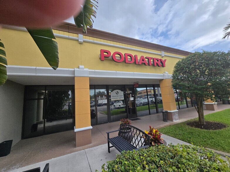 2321-2377 SE Federal Hwy, Stuart, FL à louer - Photo de l’immeuble – Image 3 sur 5