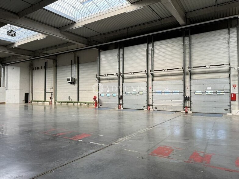 Industriel/Logistique dans Bussy-Saint-Georges à louer - Photo de l’immeuble – Image 3 sur 7