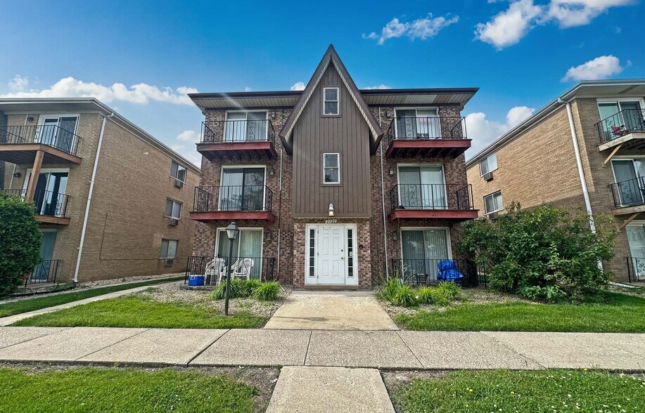 2121 176th Pl, Lansing, IL à vendre - Photo de l’immeuble – Image 1 sur 12