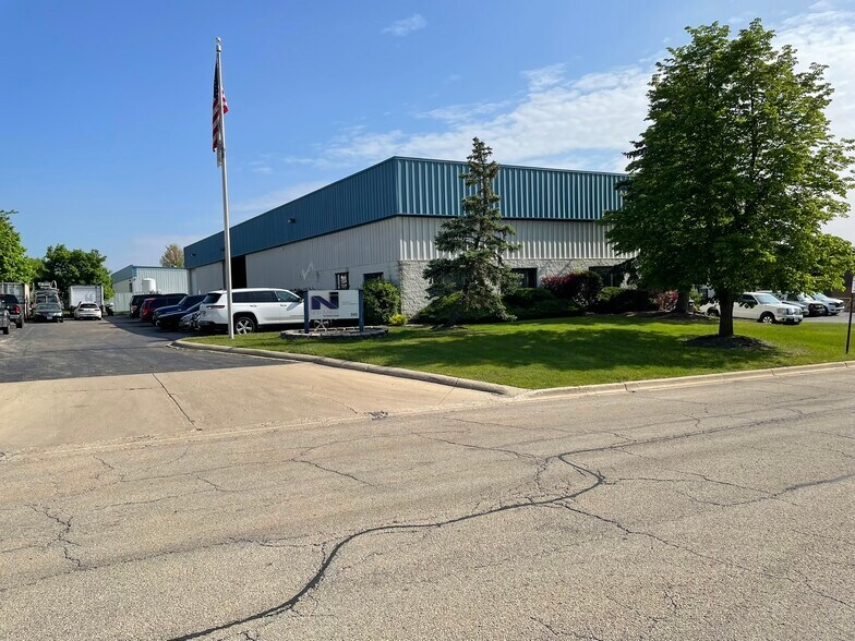 380 Industrial Dr, South Elgin, IL à louer - Photo de l’immeuble – Image 1 sur 7