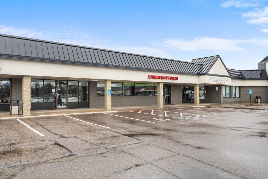 8401-8471 W Broadway Ave, Brooklyn Park, MN à louer - Photo de l’immeuble – Image 1 sur 7