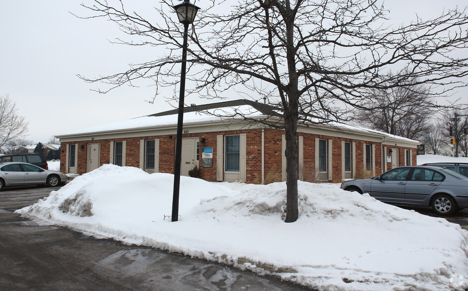 421-425 Williamsburg Dr, Geneva, IL à louer - Photo de l’immeuble – Image 3 sur 25